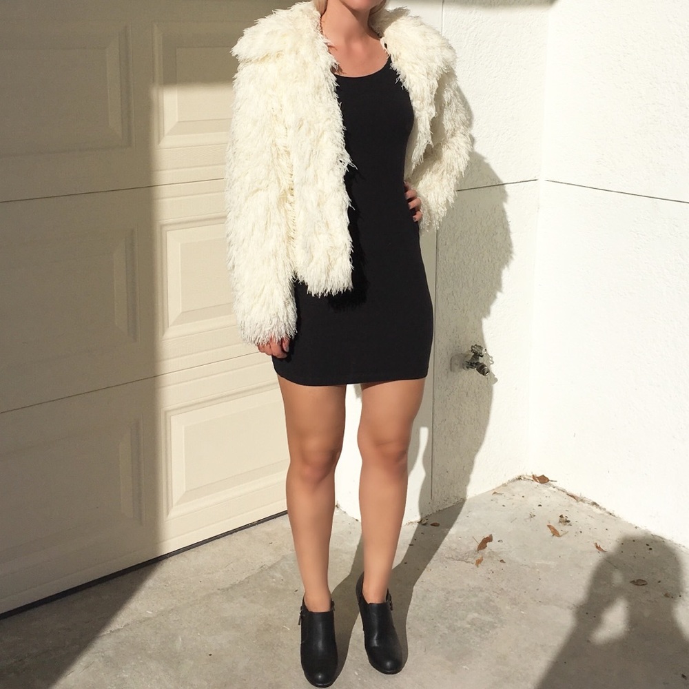 Off White Fluffy Acrylic Jacket - Picture 2 of 8